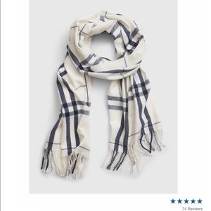 GAP Cozy Scarf in Ivory & Navy Blue